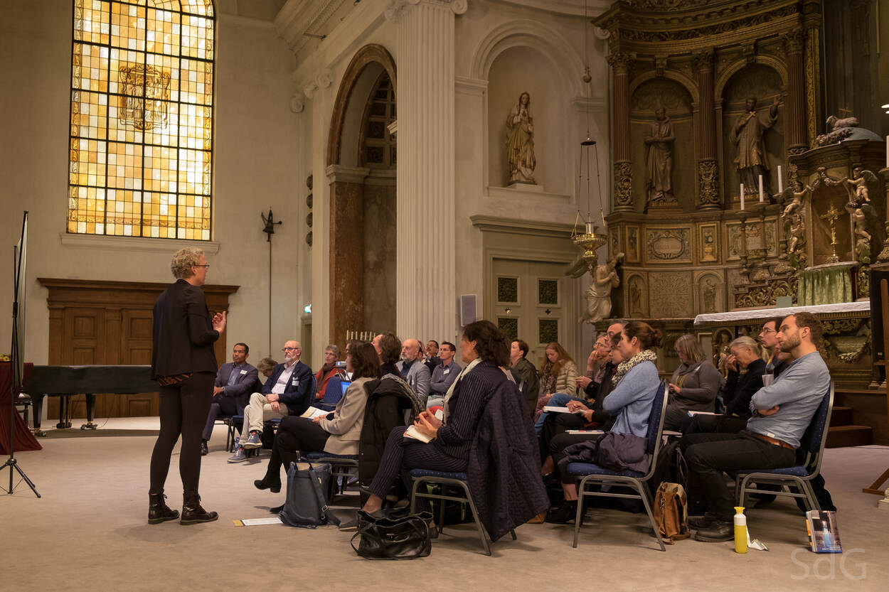 Jorien Kranendijk van het programma Toekomst Religieus Erfgoed spreekt gemeenteambtenaren en andere erfgoedexperts toe tijdens een expertmeeting kerkenvisies, november 2019.