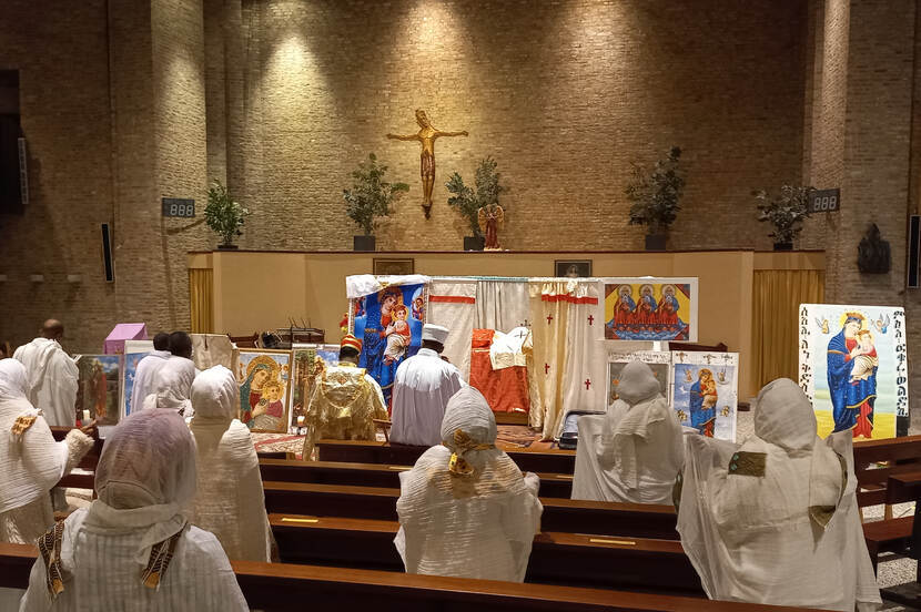 Een viering van de Eritrees-orthodoxe kerkgemeenschap in de katholieke Rafaelkerk in Utrecht