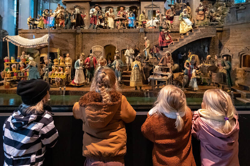 Vier kinderen kijken in het Museum Catharijneconvent naar de mooiste kerststal van Nederland.