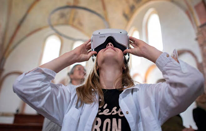 Vrouw met virtual reality bril in een kerk
